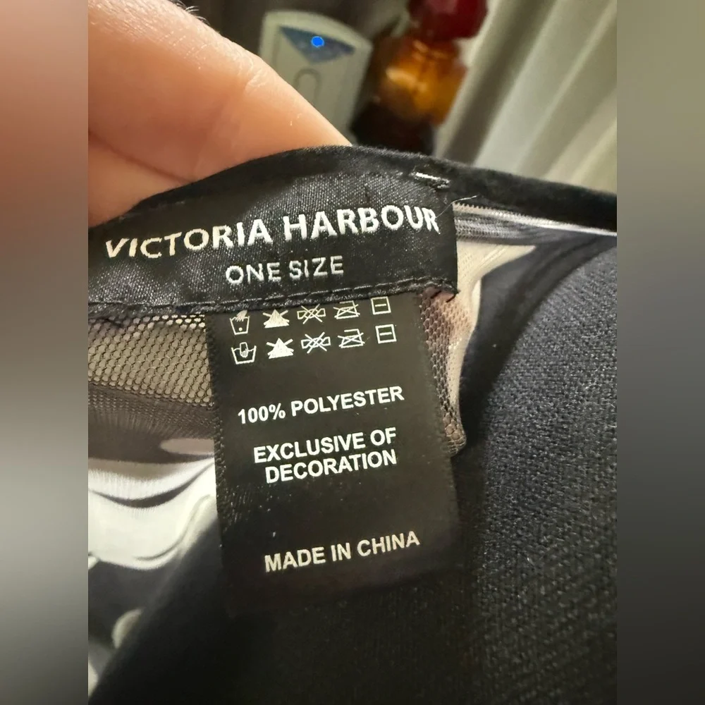 Victoria Harbour Black and White Garment - Picture 5 of 6